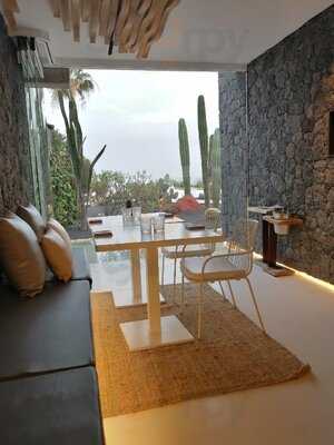 Kamezí Deli & Bistro