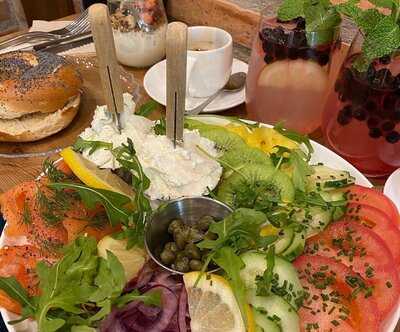 Mazál Bagels & Café