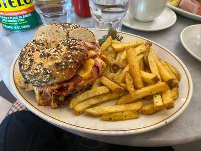 Mazál Bagels & Café