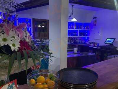 Roadhouse Restaurant & Bar