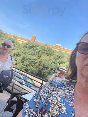 Holly's Lounge With Albert Dovale