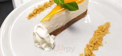 Holly's Lounge With Albert Dovale