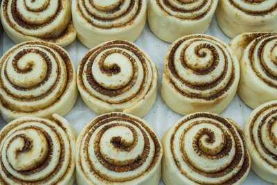 Sweet & Rolls Cinnamon Roll
