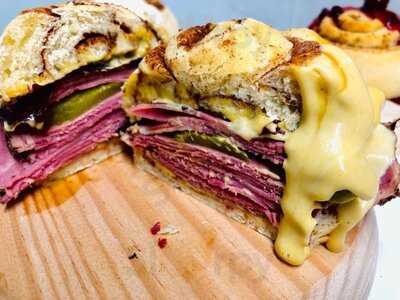 Sweet & Rolls Cinnamon Roll