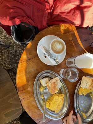 La Embajada De Embajadores