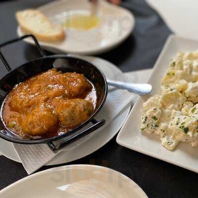 Gloria's Restaurant Cafetería Taperia