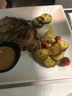 Gloria's Restaurant Cafetería Taperia