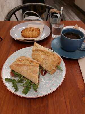 Café Pendiente Brunch & Drinks