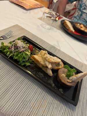 Henry's Restaurant & Bar