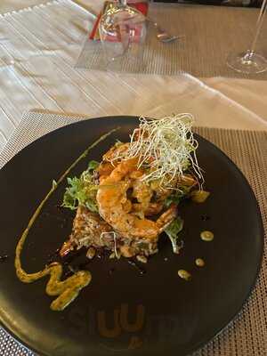 Henry's Restaurant & Bar