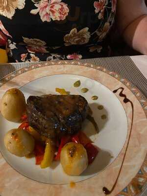 Henry's Restaurant & Bar