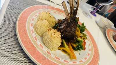 Henry's Restaurant & Bar