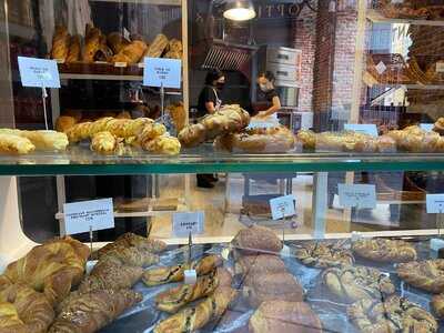 Sfant, La Covrigaria