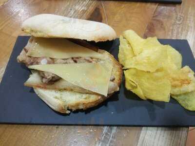 La Tradicional Tapas Y Vinos