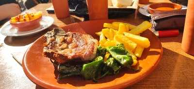 La Tradicional Tapas Y Vinos