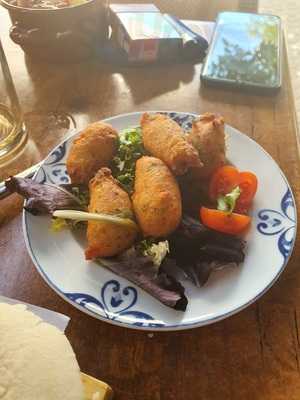 La Tradicional Tapas Y Vinos