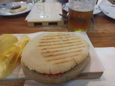 La Tradicional Tapas Y Vinos