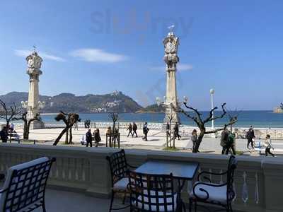 El Bar En Villa Favorita