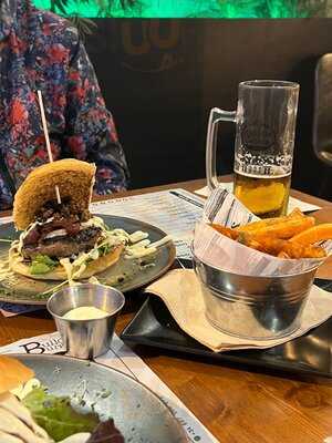 Bulldog Burger & Cocktail Bar - Photo 7