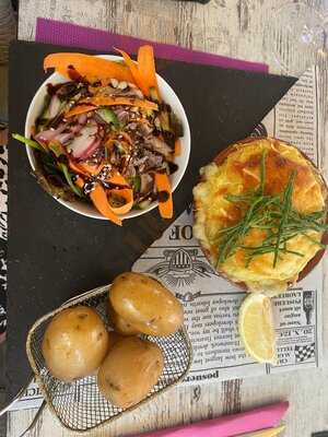 Los Claveles Pool Bar & Restaurant