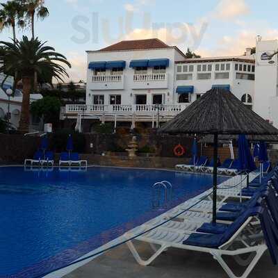 Los Claveles Pool Bar & Restaurant