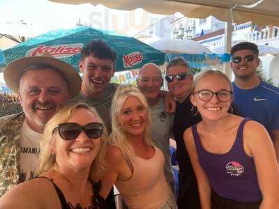 Los Claveles Pool Bar & Restaurant