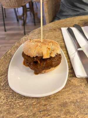 Illari Vinos & Tapas