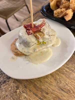 Illari Vinos & Tapas