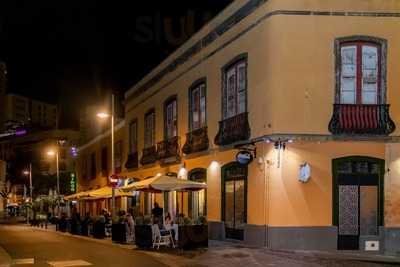 Divina  Locura  Cosmopolitan  Restaurant