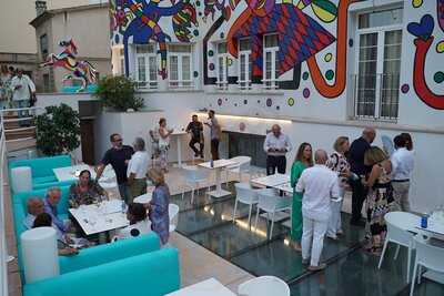 Artwall Bar - Restaurant