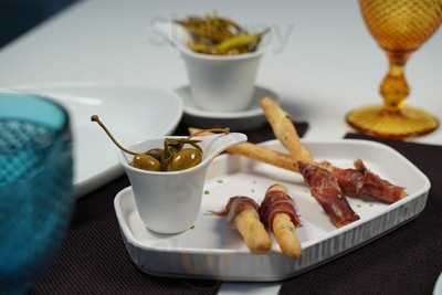 Artwall Bar - Restaurant