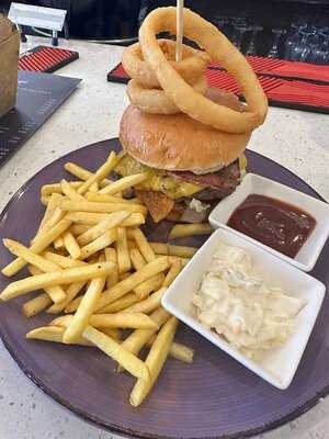 Louie's Bar & Lounge