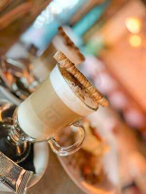 Mama Queen Café Y Copas