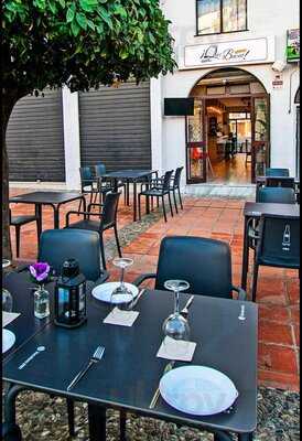 Qué Bueno Tapas Restaurant & Bar