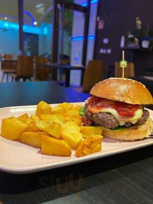 El 32 - Food, Drinks & Music