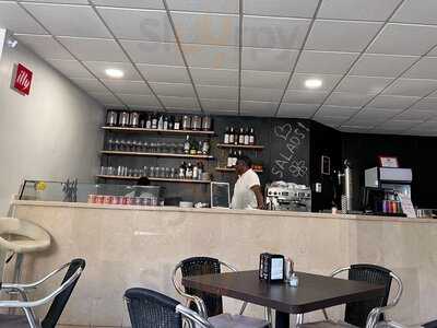 Hideout Bar And Cafe