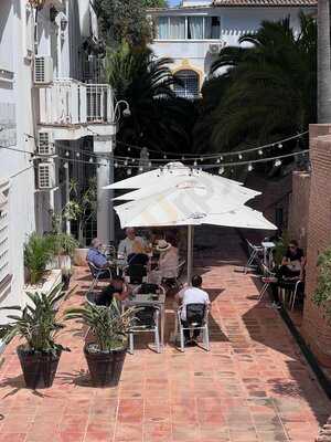 Hideout Bar And Cafe