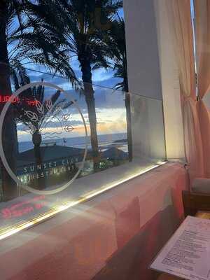 MahĀyĀ Restaurant Sunset Club