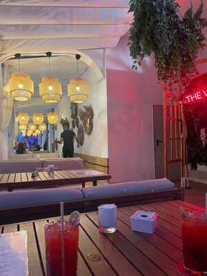 MahĀyĀ Restaurant Sunset Club