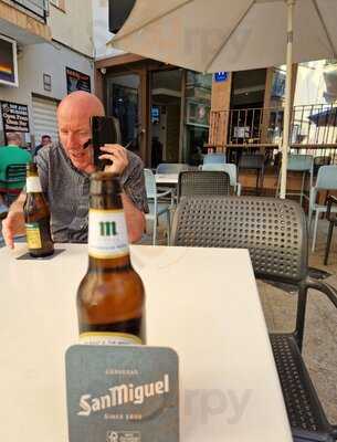 Queens Hotel Showbar And Lounge Bar