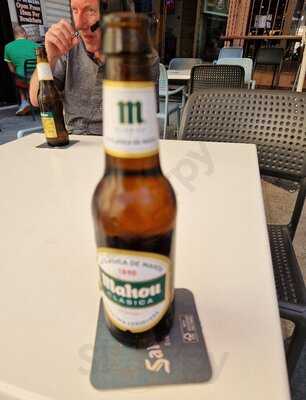 Queens Hotel Showbar And Lounge Bar