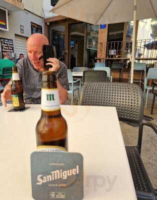 Queens Hotel Showbar And Lounge Bar