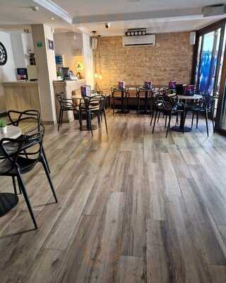 Queens Hotel Showbar And Lounge Bar