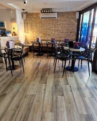 Queens Hotel Showbar And Lounge Bar