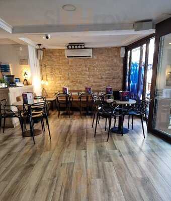 Queens Hotel Showbar And Lounge Bar