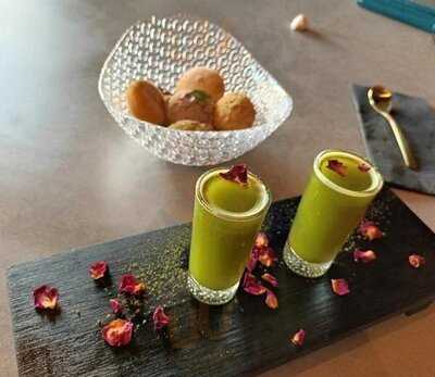 YŪgen Hard Working Sushi