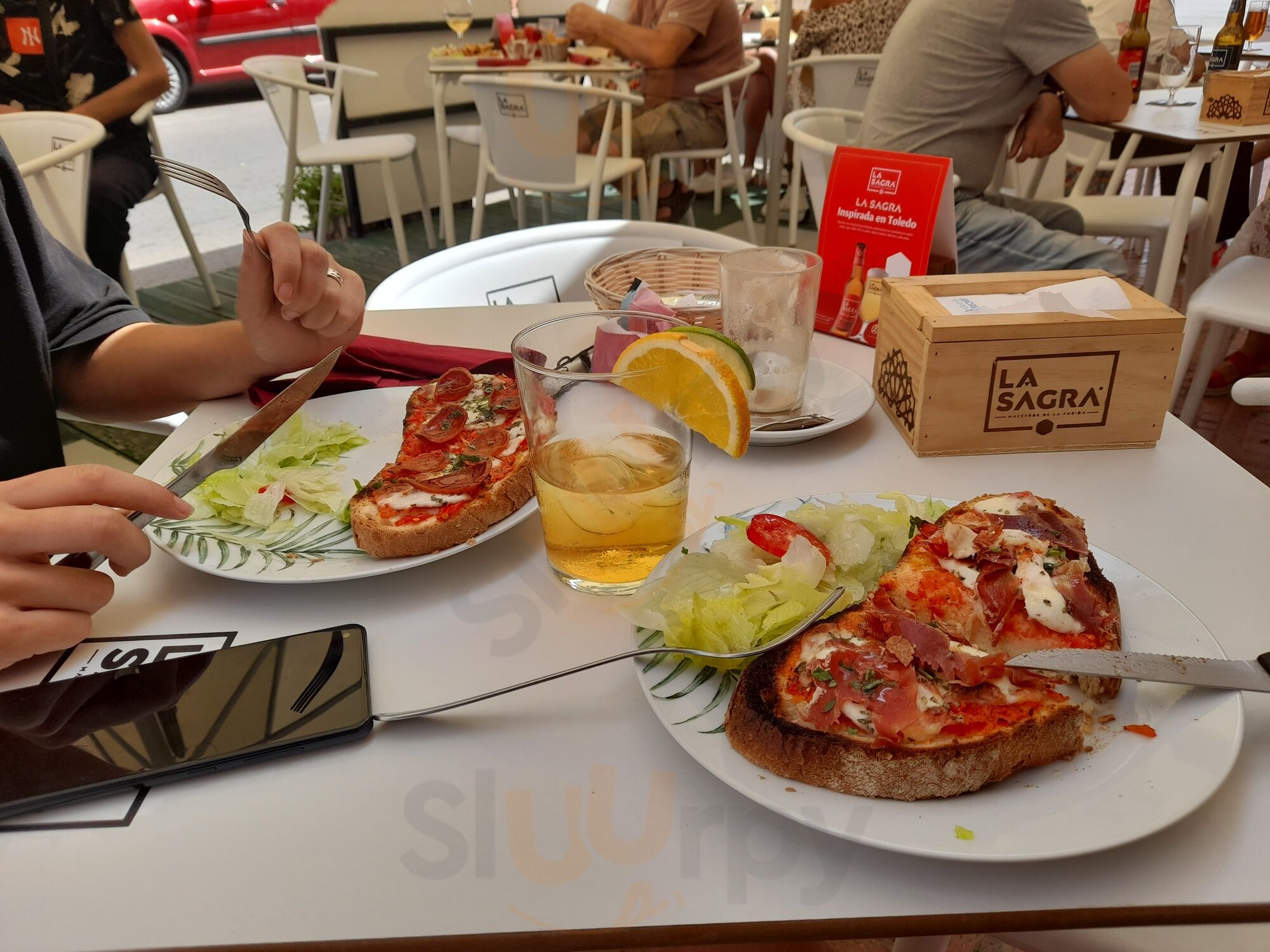 Al 2 Cafetería