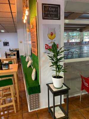 La Piscina Café & Bar