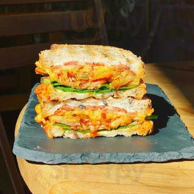 Hola Bar Brunch & Cocktails