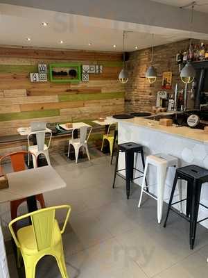 Hola Bar Brunch & Cocktails